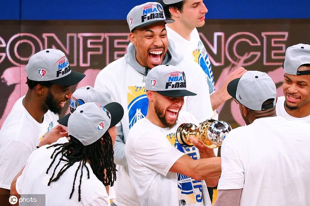 关于赛后曼城备战社区盾库里在独行侠比赛中夺冠，国际比赛日里昂豪取连胜瞬间刷屏的信息